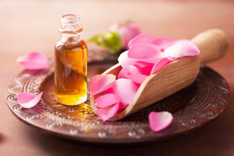 Top 4 des huiles essentielles anti-âge les plus efficaces