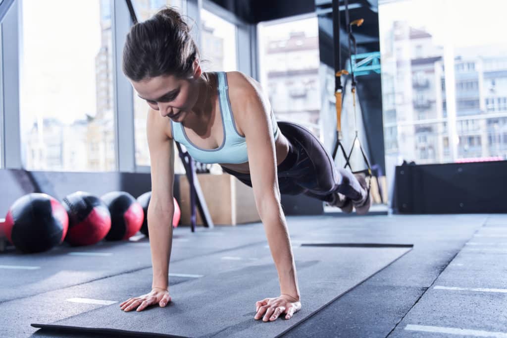 Exemple de mouvement dans un cours de TRX Pilates