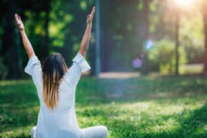 Le yoga en nature : quels bienfaits selon les lieux ?