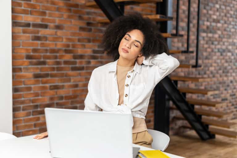 Pilates sur chaise : routine de 5 minutes à faire au bureau