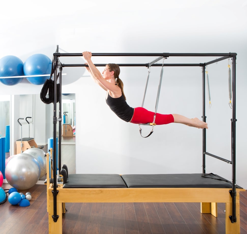 Le reformer transformé en Cadillac pour des mouvements Pilates avancés.