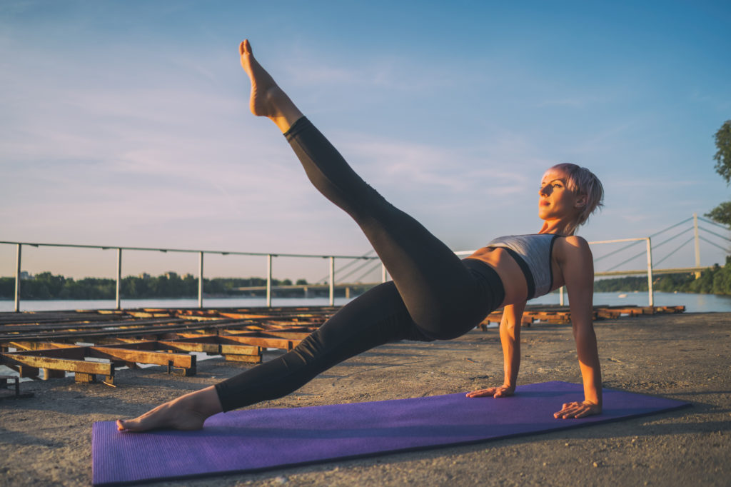 Le Leg Pull Supine Pilates pour travailler les triceps et ouvrir les épaules.