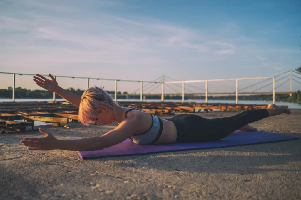 Le Swimming à plat ventre Pilates pour travailler les bras et les épaules.