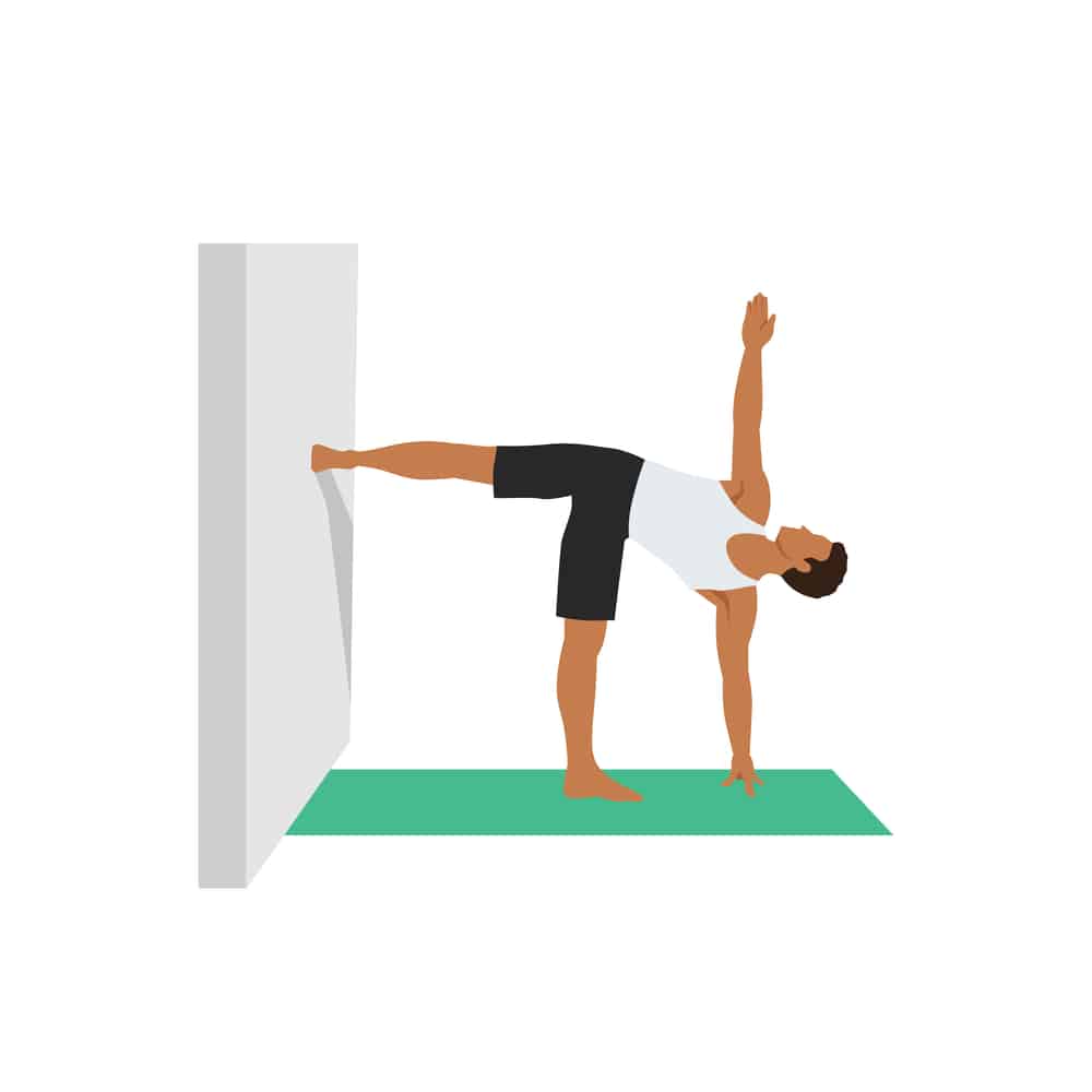 La posture de yoga Ardha Chandrana avec le mur