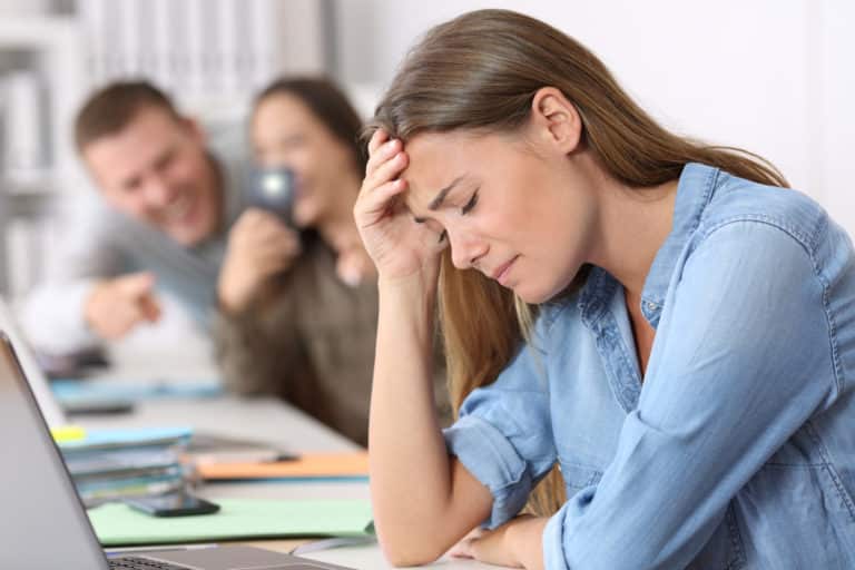 Scopophobie : définition, symptômes, causes et solutions