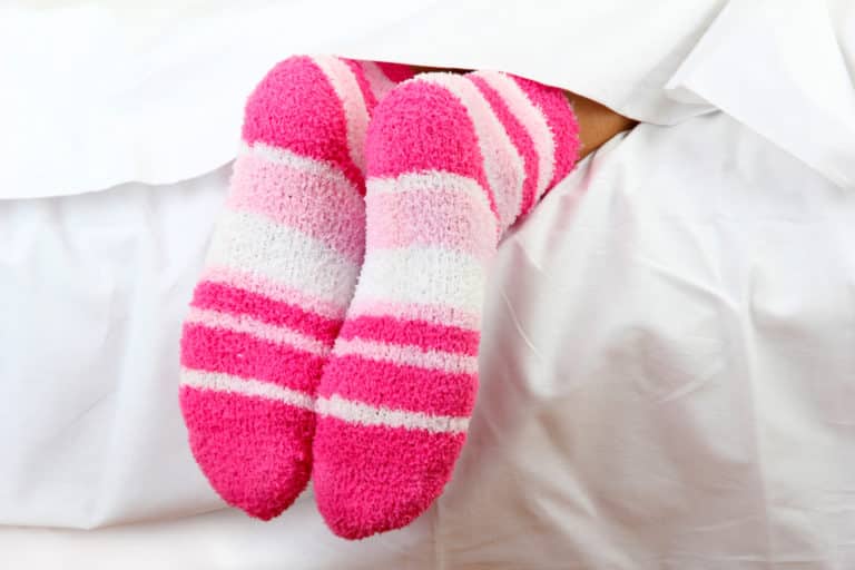 Faut-il dormir en chaussettes ou dormir pieds nus ?