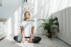 Créez un espace de yoga optimal chez vous avec nos conseils !