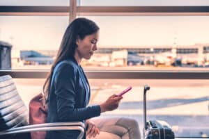 Pilates en voyage : exercices discrets à faire en avion ou en train