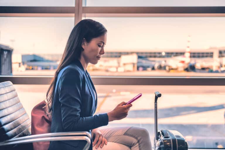 Pilates en voyage : exercices discrets à faire en avion ou en train